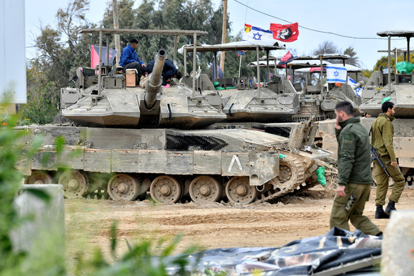 ▲ 20일(현지 시간) 이스라엘군(IDF) 전차들이 가자지구와 접한 이스라엘 남부 국경 근처에 배치돼 있다. IDF는 가자지구 남부 라파 일대에 지상군을 투입, 대규모 군사작전을 시작했다고 발표했다. 사진=뉴시스