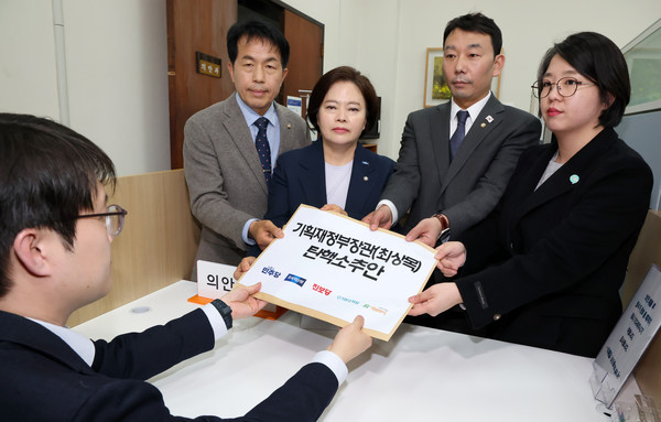 ▲ 더불어민주당을 비롯한 야5당이 21일 오후 서울 여의도 국회 의안과에 최상목 대통령 권한대행 경제부총리 겸 기획재정부 장관 탄핵소추안을 제출하고 있다. 사진=뉴시스