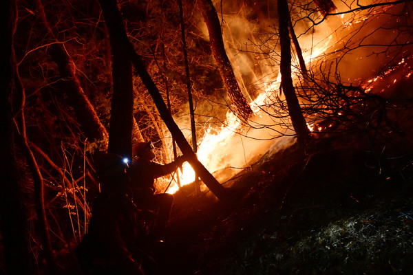 ▲ 경남 산청에서 발생한 산불이 산등성이를 타고 확산되고 있는 가운데 산림청 소속 공중진화대가 산불을 진화하고 있다. 사진=뉴시스