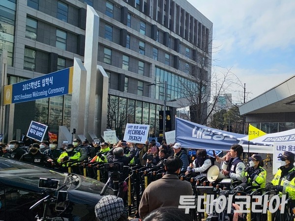 ▲ 28일 외대 재학생과 졸업생 일부가 서울 동대문구 한국외대 정문 앞에서 윤 대통령에 대한 탄핵 찬반 집회를 열었다. 사진=투데이코리아