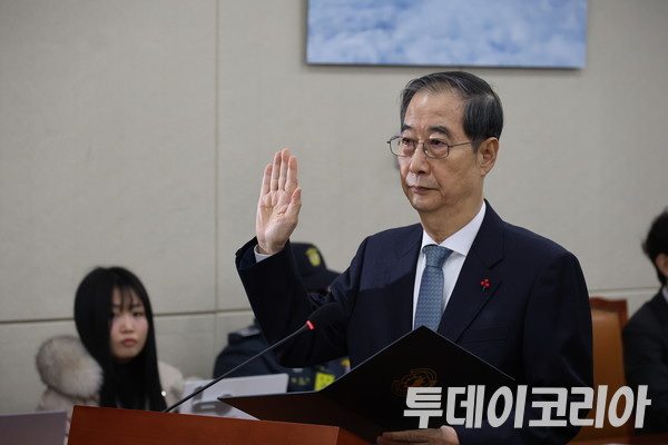 ▲ 한덕수 국무총리가 지난 1월 국회에서 열린 ‘윤석열 정부의 비상계엄 선포를 통한 내란 혐의 진상규명 국정조사 특별위원회’에서 증인 선서를 하고 있다. 사진=이기봉 기자