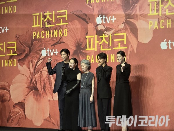 ▲ 지난해 8월 23일 그랜드 인터컨티넨탈 서울 파르나스에서 열린 ‘파친코’ 시즌2 프레스 컨퍼런스에 참석한 (왼쪽부터)이민호, 김민하, 윤여정, 김성규, 정은채 배우. 사진=김준혁 기자