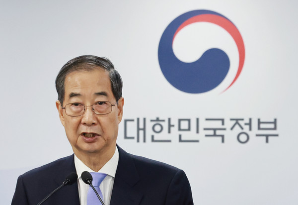 ▲ 헌법재판소의 탄핵 기각으로 직무에 복귀한 한덕수 대통령 권한대행 국무총리가 24일 정부서울청사에서 대국민담화를 하고 있다. 사진=뉴시스