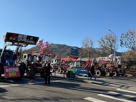 ▲ 전국농민회총연맹의 트랙터들이 지난해 12월 서울 서초구 남태령에서 윤석열 대통령 구속을 촉구하는 집회를 진행하고 있다. 사진=전국농민회총연맹