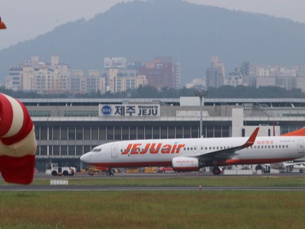 ▲ 16일 오전 10시18분께 제주항공 7C107편이 제주국제공항에 착륙한 뒤 고속탈출유도로로 이동하던 중 타이어에 펑크가 났다. 항공기를 견인하는 토잉카가 정비를 위해 해당 항공기를 이동시키고 있다. 2018.10.16. 사진=뉴시스