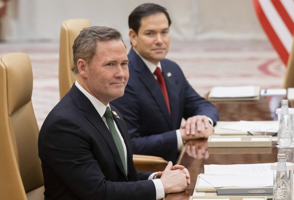 ▲ 마이크 왈츠(앞) 백악관 국가안보보좌관과 마코 루비오 미국 국무장관이 11일(현지 시간) 사우디아라비아 제다에서 우크라이나 고위 당국자들과 회담하고 있다. 사진=뉴시스