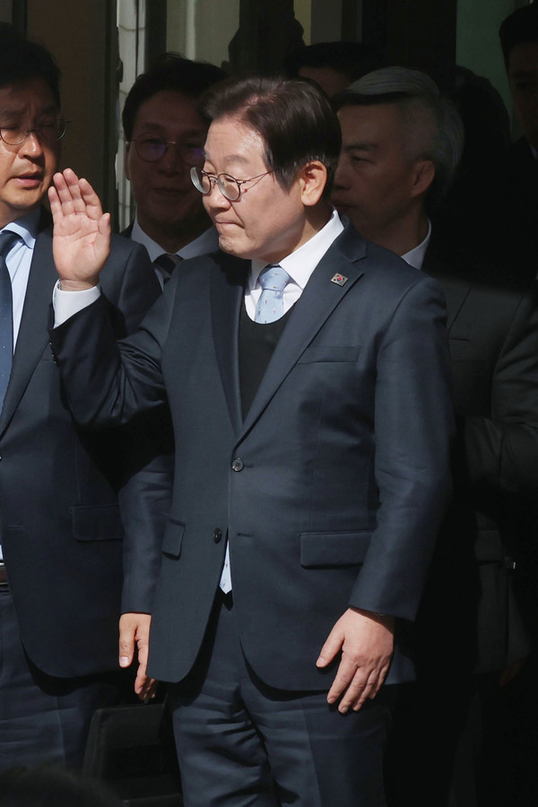 ▲ 이재명 더불어민주당 대표가 26일 서울 서초구 서울고등법원에서 열린 공직선거법 위반 사건의 항소심 선고를 마치고 나온 뒤 지지자들을 향해 손을 흔들고 있다. 사진=뉴시스