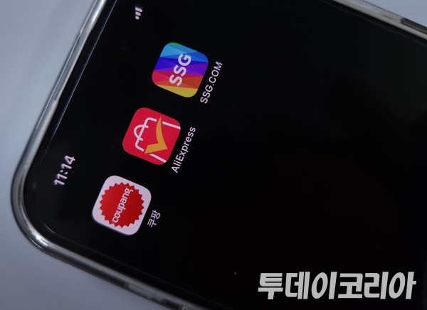 ▲ 스마트폰에 이커머스 앱이 보이고 있다. 사진=투데이코리아