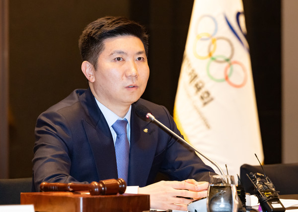 ▲ 유승민 신임 대한체육회장이 27일 오후 서울 용산구 그랜드 하얏트 서울에서 열린 제42대 대한체육회 집행부의 첫 이사회를 주재하고 있다. 사진=뉴시스