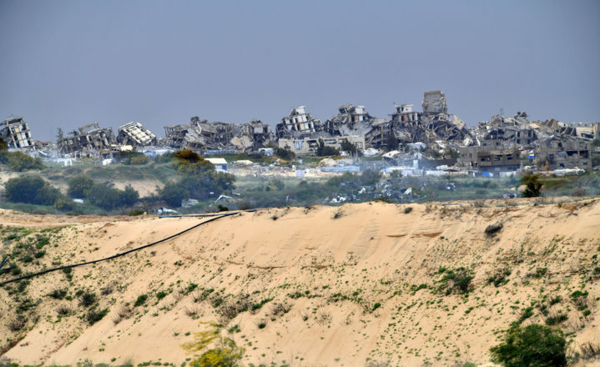 ▲ 20일(현지 시간) 폐허가 된 가자지구 모습이 이스라엘 남부에서 관측되고 있다. 이스라엘군(IDF)은 가자지구 남부 라파 일대에 지상군을 투입, 대규모 군사작전을 시작했다고 발표했다. 사진=뉴시스