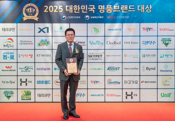 ▲ 김기태 보람상조라이프 대표이사가 27일 서울 프라자호텔에서 열린 ‘2025 대한민국 명품브랜드 대상’ 시상식에서 대상을 수상한 뒤 기념촬영을 하고 있다. 사진=보람상조