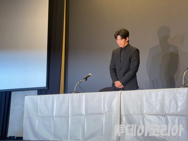 ▲ 배우 김수현이 31일 오후 서울 마포구 상암동 스탠포드호텔에서 긴급 기자회견을 진행하고 있다. 사진=투데이코리아