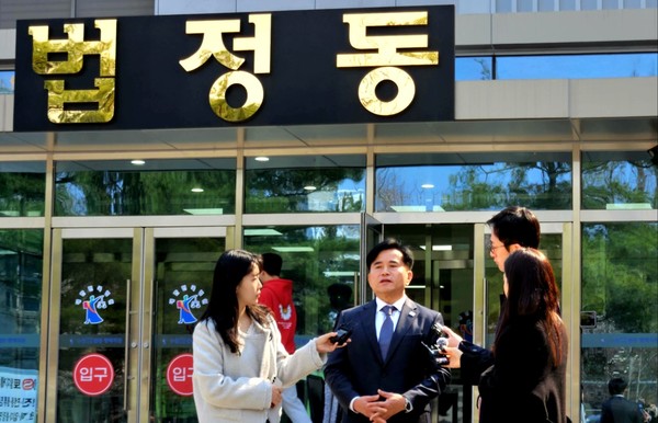 ▲ 이병진 국회의원이 공직선거법위반 혐의 등으로 당선 무효성이 선고된 뒤 기자들과 인터뷰를 하고 있다. 사진=뉴시스