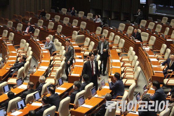 ▲ 박충권 국민의힘 의원이 2일 국회 본회의에서 ‘헌법재판소 재판관 마은혁 임명 촉구 결의안’ 토론이 진행되는 도중 ‘마은혁은 공산주의자’라고 발언해 야당 의원들과 마찰을 일으켰다. 사진=이기봉 기자