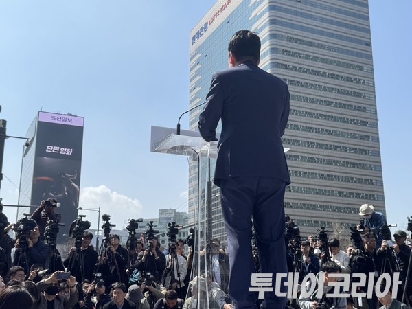 ▲ 8일 안철수 국민의힘 의원이 광화문 광장에서 자신의 네 번째 대권 도전을 공식화하고 있다. 사진=진민석 기자