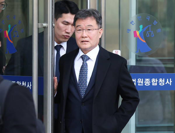 ▲ 대장동 개발 사업을 도와달라며 성남시의회 의장에게 청탁하고 뇌물을 공여한 혐의를 받는 화천대유 대주주 김만배 씨가 1심에서 징역 2년6월을 선고 받은 후 법원을 나서고 있다. 사진=뉴시스
