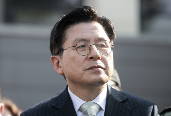 ▲ 황교안 전 국무총리가 지난달 11일 서울 종로구 헌법재판소 앞에서 열린 대한민국 수호위한 123명의 기독교인 릴레이 삭발식에 참석해 있다. 사진=뉴시스