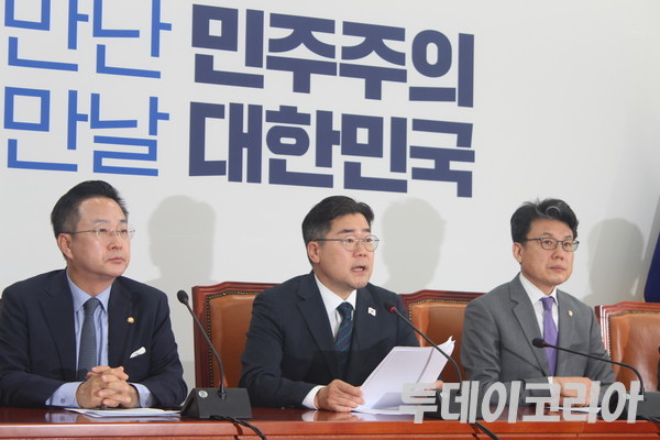 ▲ 박찬대 더불어민주당 대표 직무대행 겸 원내대표가 10일 국회에서 열린 정책조정회의에서 발언하고 있다. 사진=이기봉 기자