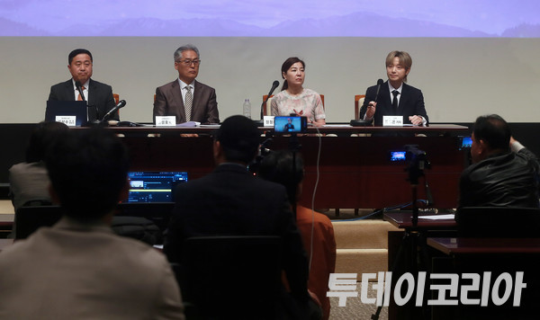 ▲ 세계복음화전도협회(이하 다락방) 피해자와 탈퇴자로 구성된 단체 ‘코람데오연대’가 10일 서울 한국프레스센터에서 열린 ‘류광수 총재 성폭력 피해자 기자회견’을 진행하고 있다. 사진=투데이코리아