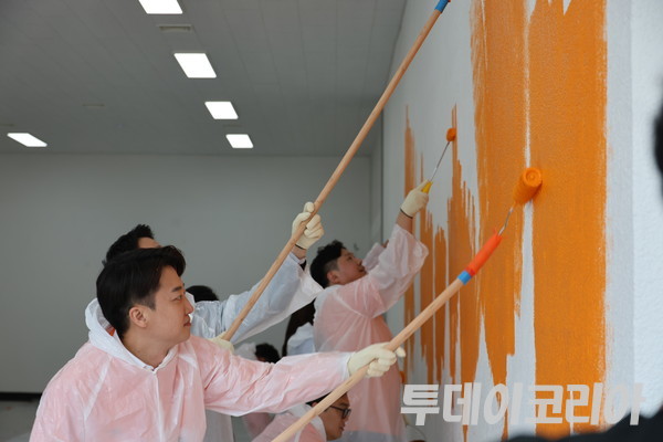 ▲ 10일 이준석 개혁신당 대통령선거 후보가 서울 서초구 강남역 소재 대선 캠프에서 진행된 ‘강남 캠프, 오렌지로 컬러링’ 행사에서 개혁신당 지도부와 함께 캠프 공간 흰색 내벽을 오렌지색 페인트로 칠하고 있다. 사진=진민석 기자