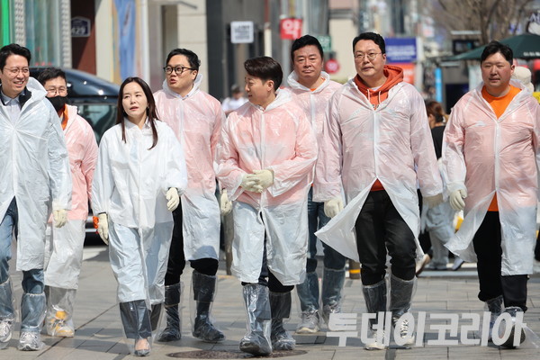 ▲ 10일 이준석 개혁신당 대통령선거 후보가 개혁신당 지도부와 서울 서초구 강남역 소재 대선 캠프에 도착하고 있다. 사진=진민석 기자