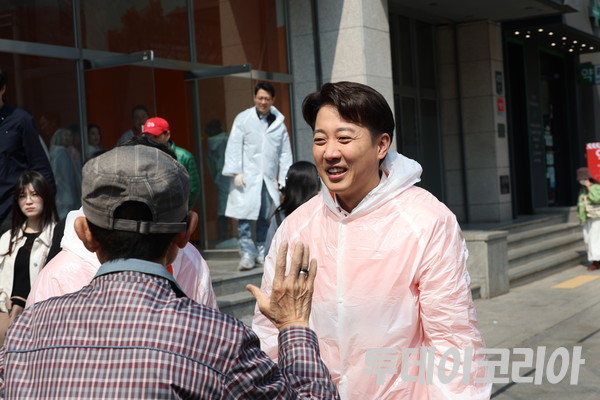 ▲ 10일 이준석 개혁신당 대통령선거 후보가 서울 강남역 인근에서 유권자와 만나 이야기를 나누고 있다. 사진=진민석 기자