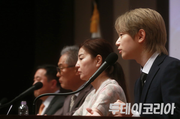 ▲ 10일 ‘코람데오연대’ 주최로 열린 ‘류광수 총재 성폭력 피해자 기자회견’에서 김시온 투데이코리아 기자가 관련 증거 영상을 제시하며 설명하고 있다. 사진=투데이코리아