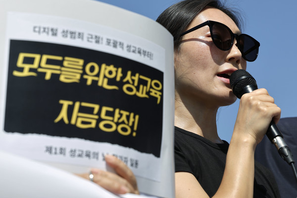 ▲ 청소년·여‘명실상부 2위 후보’ 이낙연 전 총리, 대선 출마 기로···새민주 “이재명 막아야”성·교육·인권·학부모 시민단체가 4일 서울 여의도 국회 앞에서 디지털 성범죄 근절, 청소년을 위한 정책 총력 대응 촉구 기자회견을 하고 있다. 사진=뉴시스