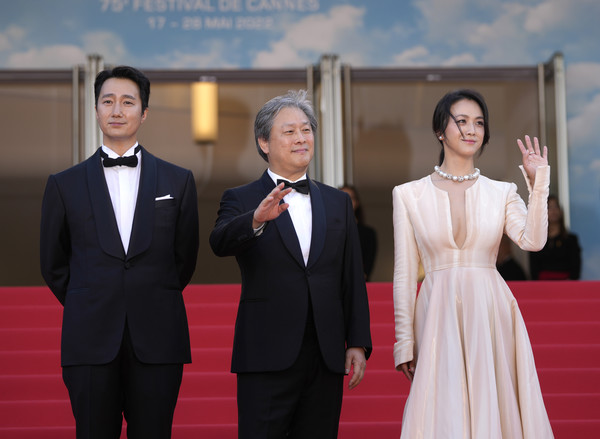 ▲ 박찬욱(가운데) 감독이 배우 박해일(왼쪽), 탕웨이와 함께 지난 2022년 프랑스 칸에서 열린 제75회 칸 국제영화제 ‘헤어질 결심’ 시사회에 도착해 포토타임을 갖고 있다. 사진=AP/뉴시스