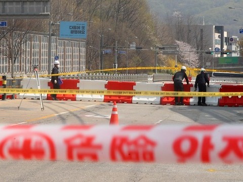 ▲ 11일 붕괴 우려 신고가 접수된 경기 광명시 일직동 신안산선 공사 현장 인근이 통제되고 있다. 사진=뉴시스