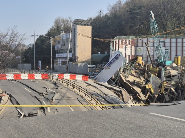 ▲ ] 11일 오후 3시17분 경기 광명시 일직동 신안산선 복선전철 5-2 공사 2공구 현장에서 붕괴 사고가 발생했다. 사진=경기도소방재난본부