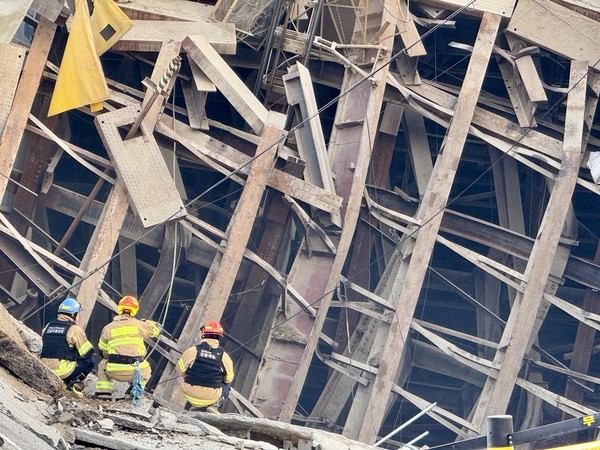 ▲ 경기 광명시 일직동 신안산선 복선전철 5-2 공사 2공구 현장에서 붕괴 사고가 발생, 소방당국이 실종자를 찾고 있다.