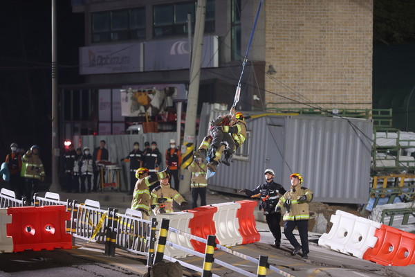 ▲ 12일 오전 4시27분 경기소방재난본부가 광명시 일직동 신안산선 공사장 붕괴 현장에서 고립됐던 근로자를 구조하고 있다. 사진=광명시