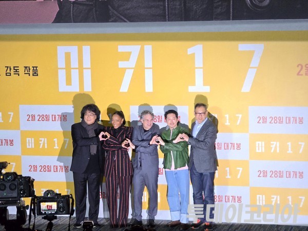 ▲ (왼쪽부터)봉준호 감독, 나오미 애키, 마크 러팔로, 스티븐 연, 최두호 프로듀서가 20일 메가박스 코엑스에서 열린 영화 ‘미키17’의 기자간담회에 참석해 사진 촬영을 진행하고 있다. 사진=김준혁 기자