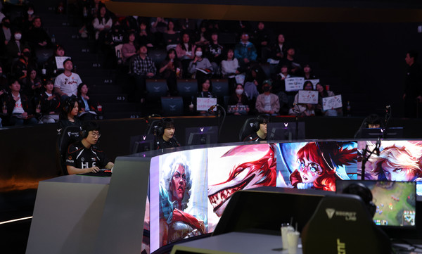 ▲ 서울 종로구 그랑서울 롤파크 LCK 아레나에서 한화생명e스포츠의 선수들이 경기를 펼치고 있다. 사진=뉴시스