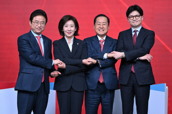 ▲ 이철우(왼쪽부터), 나경원, 홍준표, 한동훈 제21대 대통령 선거 국민의힘 경선 후보가 20일 서울 강서구 ASSA아트홀에서 열린 B조 토론회에서 토론 시작 전 기념촬영을 하고 있다. 사진=뉴시스