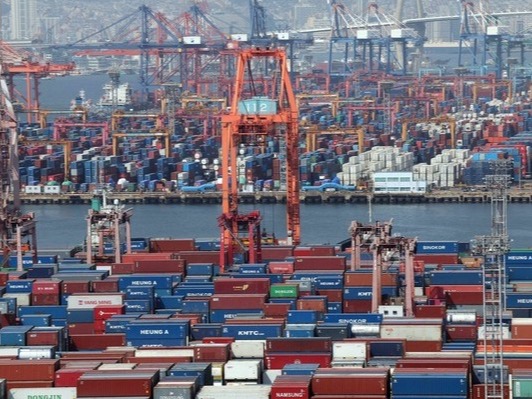 ▲ 지난 9일 부산 남구 신선대(사진 아래) 및 감만(위) 부두 야적장에 수출입 컨테이너가 쌓여 있다. 사진=뉴시스