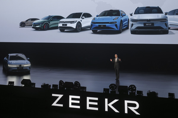 ▲ 지난 15일 중국 저장성 항저우에서 전기차 브랜드 지커의 신모델을 공개하고 있다. 사진=AP/뉴시스