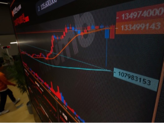 ▲ 4일 서울 서초구 빗썸라운지 전광판에 비트코인 등 가상화폐 시세가 표시되고 있다. 사진=뉴시스