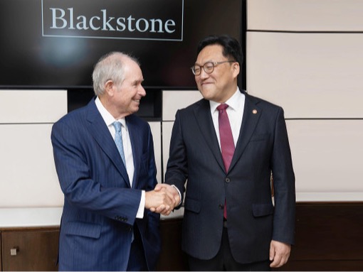 ▲ 김병환 금융위원장이 22일(현지시간) 미국 뉴욕 블랙스톤을 찾아 스티븐 슈워츠먼 블랙스톤 회장과 면담을 나누고 있다. 사진=금융위원회