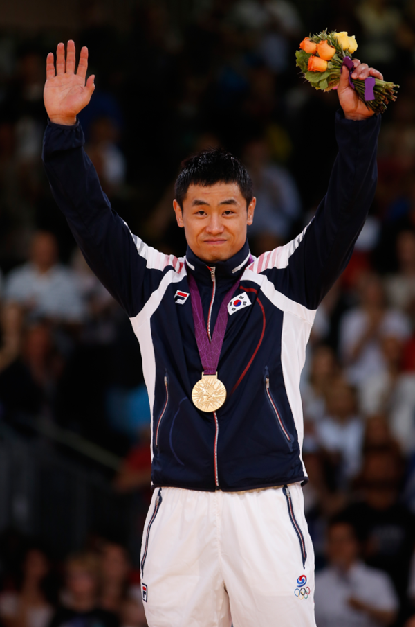 ▲ 송대남 감독이 지난 2012년 제30회 런던올림픽에서 유도 남자 -90㎏급 금메달을 목에 걸고 세리머니를 하고 있다. 사진=KH그룹