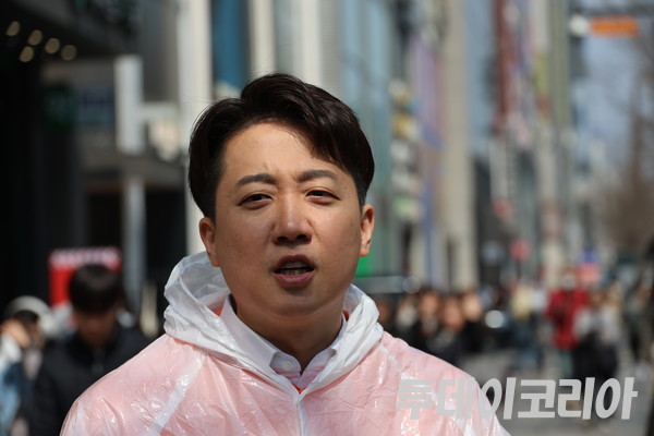 ▲ 지난 10일 이준석 개혁신당 대통령선거 후보가 서울 강남역 인근에 위치한 개혁신당 선거사무소에서 기자들과 질의응답을 하고 있다. 사진=진민석 기자