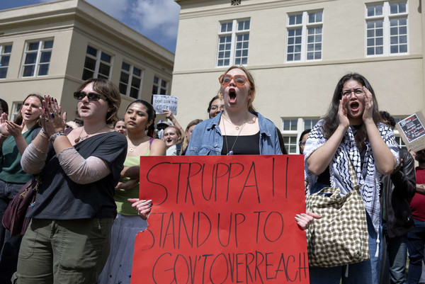 ▲ 17일(현지시간) 채프먼 대학교 학생인 헤일리 번솔드(21)를 비롯한 수백 명의 학생들이 도널드 트럼프 미국 행정부의 다양성·형평성·포용성(DEI) 해체 행정 명령을 포함한 정책에 대한 항의성 파업을 진행하고 있다. 사진=뉴시스