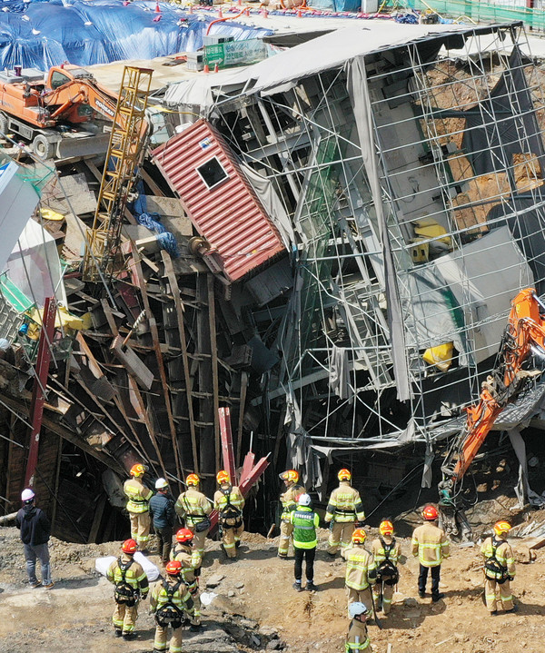 ▲ 15일 경기도 광명시 신안산선 복선전철 붕괴 사고현장에서 구조대원들이 실종자 수색 작업을 하고 있다. 사고 발생 닷새째를 맞아 소방당국은 지하 수색을 위한 진입로 확보 작업과 붕괴 요인 제거 등 안전 조치를 진행한 뒤 구조대원 7명을 지하 공간으로 투입해 실종된 50대 근로자에 대한 수색을 재개했다. 2025.04.15. 사진=뉴시스