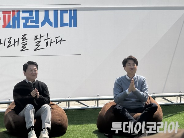 ▲ 25일 안철수 국민의힘 대선 후보와 이준석 개혁신당 대선 후보가 경기 성남시 판교역 앞 광장에서 AI 기술 패권과 관련한 ‘미래를 여는 단비토크’에서 시민들에게 인사하고 있다. 사진=진민석 기자