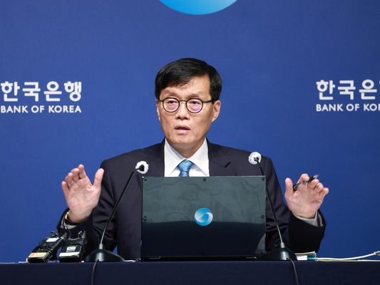 ▲ 이창용 한국은행 총재가 17일 한은 금융통화위원회(금통위) 이후 진행된 기자간담회에서 질문에 답변하고 있다. 사진=한국은행