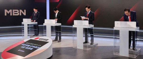 ▲ 26일 서울 중구 매경미디어센터에서 열린 국민의힘 대통령 선거 제2차 경선 후보자 토론회에서 후보들이 토론에 앞서 자료를 살펴보고 있다. 왼쪽부터 안철수, 한동훈, 김문수, 홍준표 후보. 사진=뉴시스