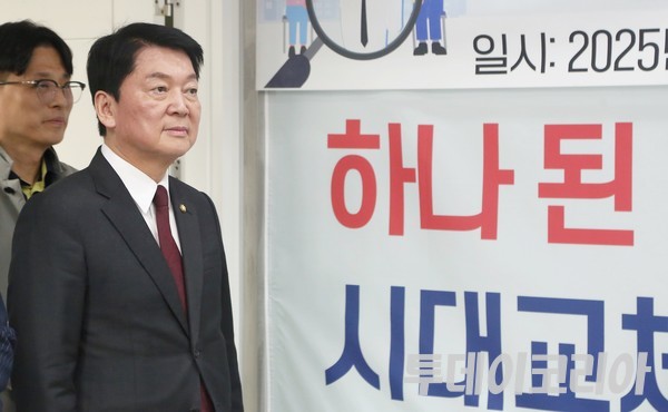 ▲ 안철수 국민의힘 대선 경선 후보가 20일 서울 여의도에 위치한 자신의 선거 사무소에서 열린 청년 지지선언 기자회견에 참석해 경청하고 있다. 사진=투데이코리아