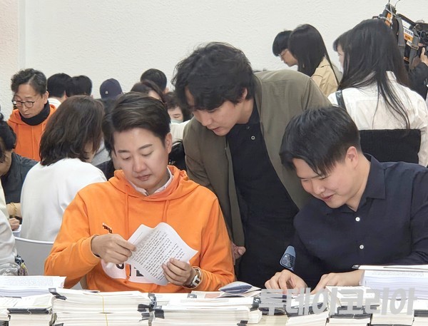 ▲ 이준석 개혁신당 대선후보가 27일 서울 강남구에 마련된 선거캠프에서 손 편지 홍보물 봉입 행사를 갖고 유권자들에게 보낼 손 편지를 봉입하고 있다. 사진=투데이코리아