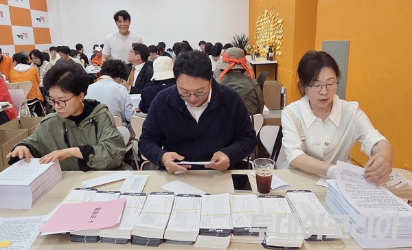 ▲ 천하람 개혁신당 당대표 권한 대행 겸 원내대표가 27일 서울 강남구에 마련된 선거캠프에서 손 편지 홍보물 봉입 행사를 갖고 유권자들에게 보낼 손 편지를 봉입하고 있다. 사진=투데이코리아